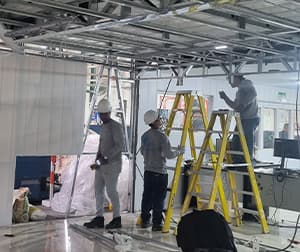 Equipo instalando estructura de cielo raso