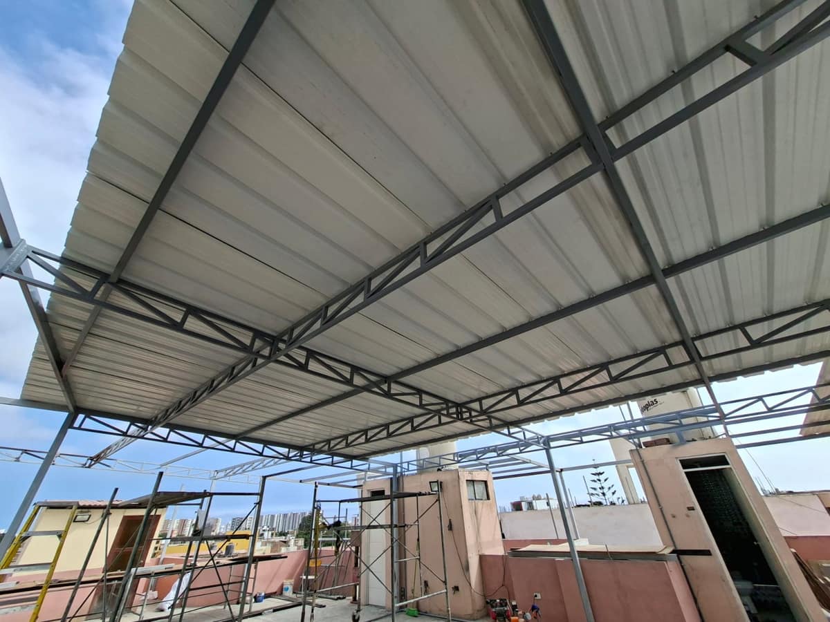 Instalación de cobertura con estructura metálica